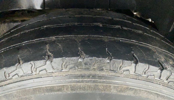 2018 Mahindra TUV300 T8 DUAL TONE, Diesel, Manual, 43,472 km, Left Rear Tyre Tread