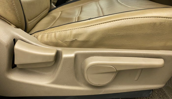 2018 Mahindra TUV300 T8 DUAL TONE, Diesel, Manual, 43,472 km, Driver Side Adjustment Panel