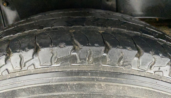 2018 Mahindra TUV300 T8 DUAL TONE, Diesel, Manual, 43,472 km, Right Rear Tyre Tread