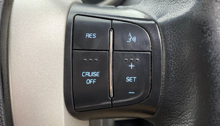 2017 Mahindra XUV500 W10 AT FWD, Diesel, Automatic, 68,721 km, Adaptive Cruise Control
