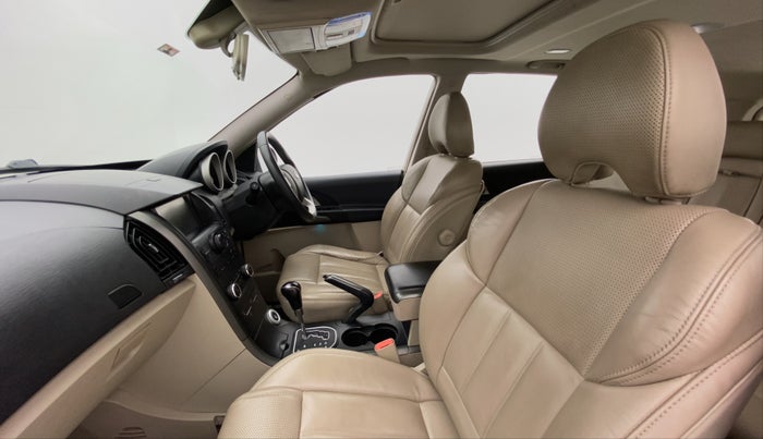 2017 Mahindra XUV500 W10 AT FWD, Diesel, Automatic, 68,721 km, Right Side Front Door Cabin