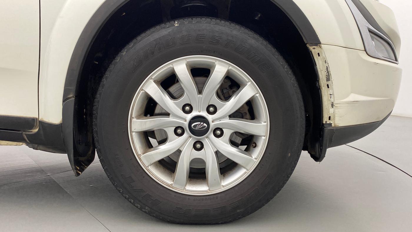 2017 Mahindra XUV500 W10 AT FWD, Diesel, Automatic, 68,721 km, Right Front Wheel