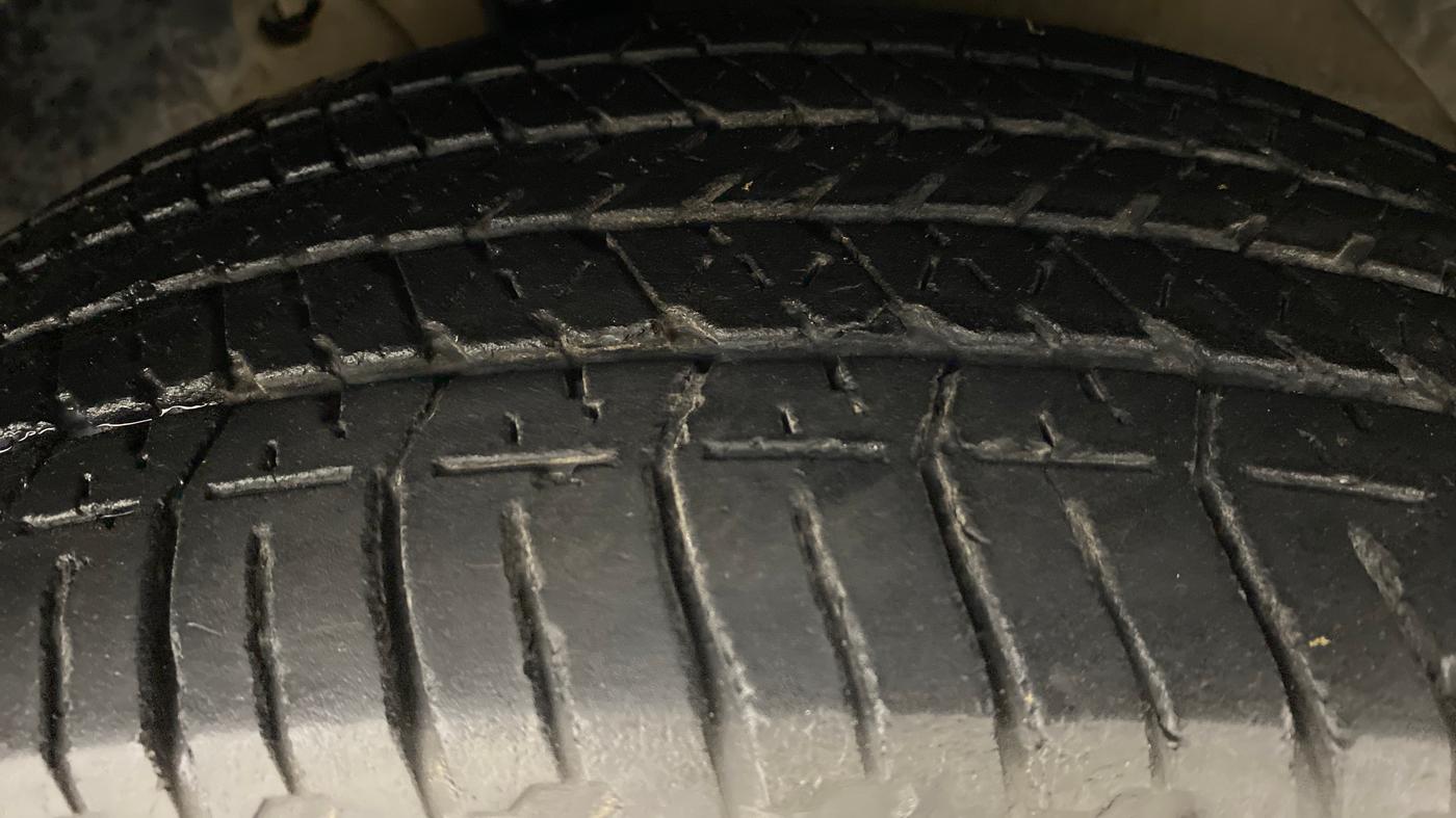 2017 Mahindra XUV500 W10 AT FWD, Diesel, Automatic, 68,721 km, Right Front Tyre Tread