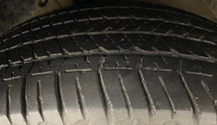 2017 Mahindra XUV500 W10 AT FWD, Diesel, Automatic, 68,721 km, Right Front Tyre Tread