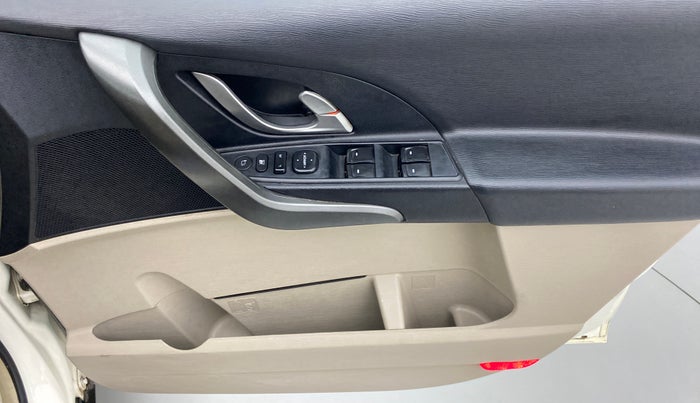 2017 Mahindra XUV500 W10 AT FWD, Diesel, Automatic, 68,721 km, Driver Side Door Panels Control