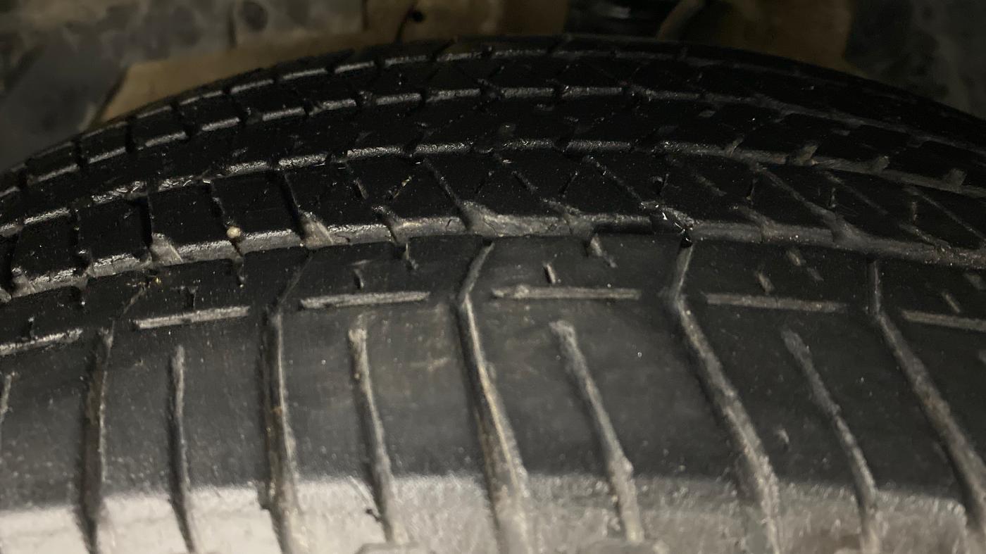 2017 Mahindra XUV500 W10 AT FWD, Diesel, Automatic, 68,721 km, Left Front Tyre Tread