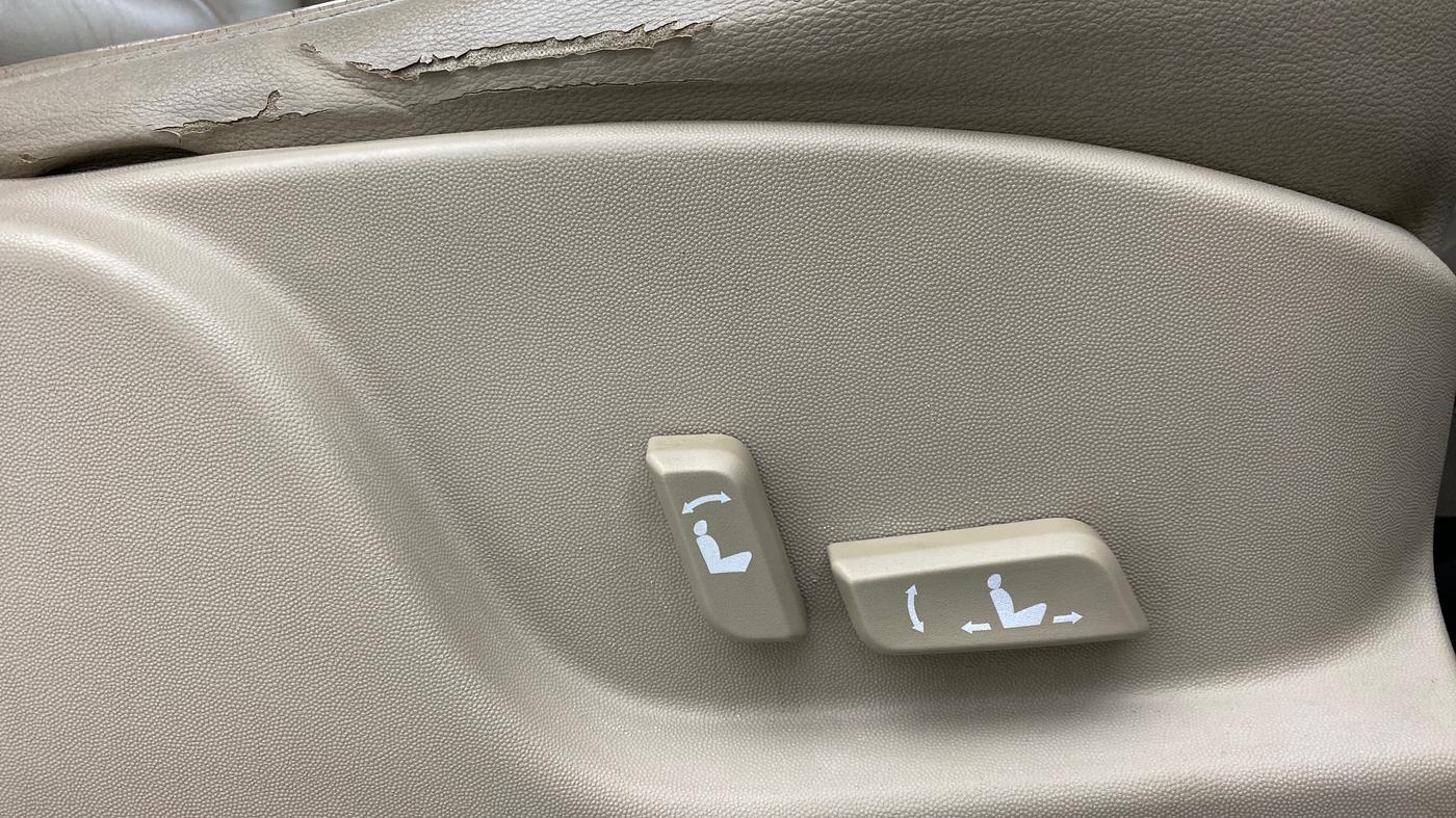 2017 Mahindra XUV500 W10 AT FWD, Diesel, Automatic, 68,721 km, Driver Side Adjustment Panel
