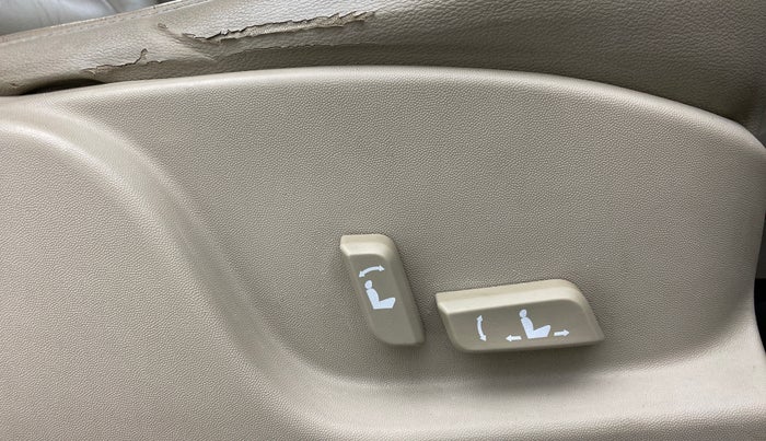 2017 Mahindra XUV500 W10 AT FWD, Diesel, Automatic, 68,721 km, Driver Side Adjustment Panel