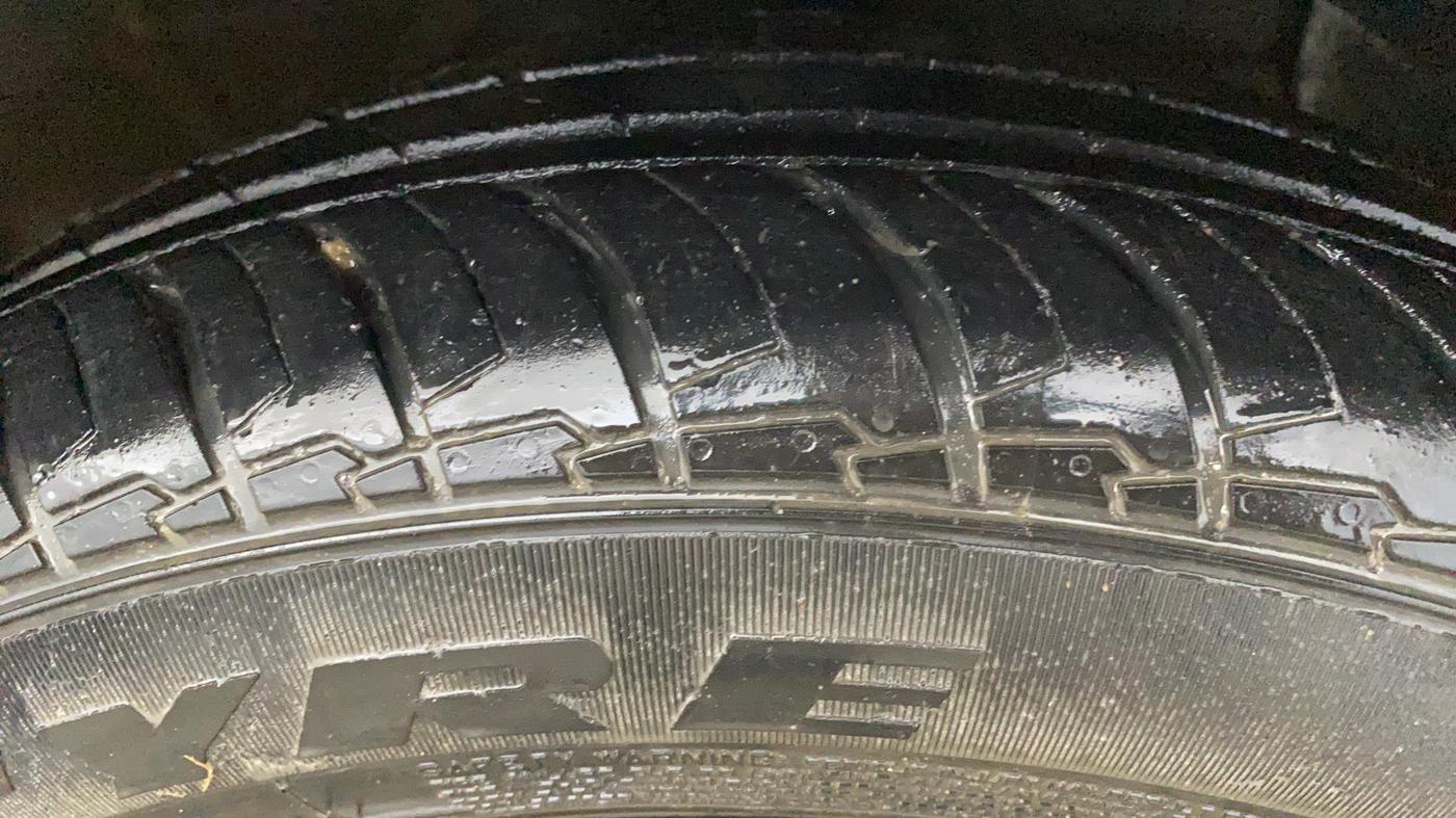 2021 Hyundai AURA SX 1.2, Petrol, Manual, 1,16,017 km, Right Front Tyre Tread