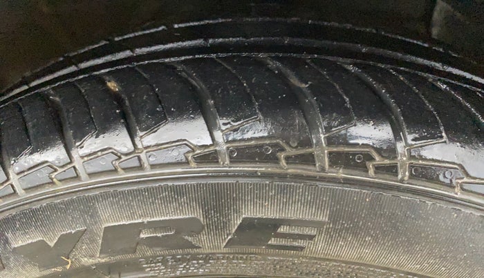 2021 Hyundai AURA SX 1.2, Petrol, Manual, 1,16,017 km, Right Front Tyre Tread