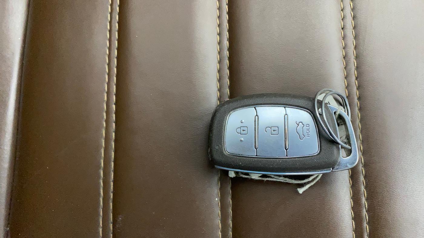 2021 Hyundai AURA SX 1.2, Petrol, Manual, 1,16,017 km, Key Close Up