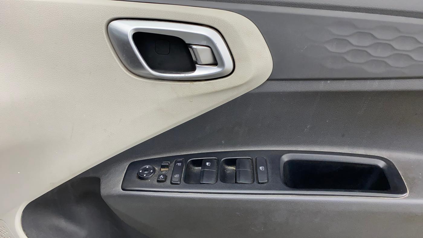 2021 Hyundai AURA SX 1.2, Petrol, Manual, 1,16,017 km, Driver Side Door Panels Control