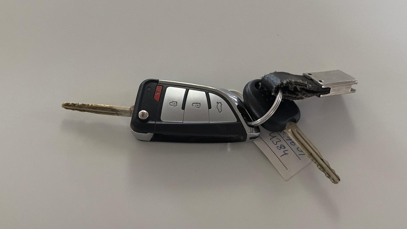 2022 KIA CARENS PREMIUM 1.4 PETROL 7 STR, Petrol, Manual, 73,837 km, Key Close Up