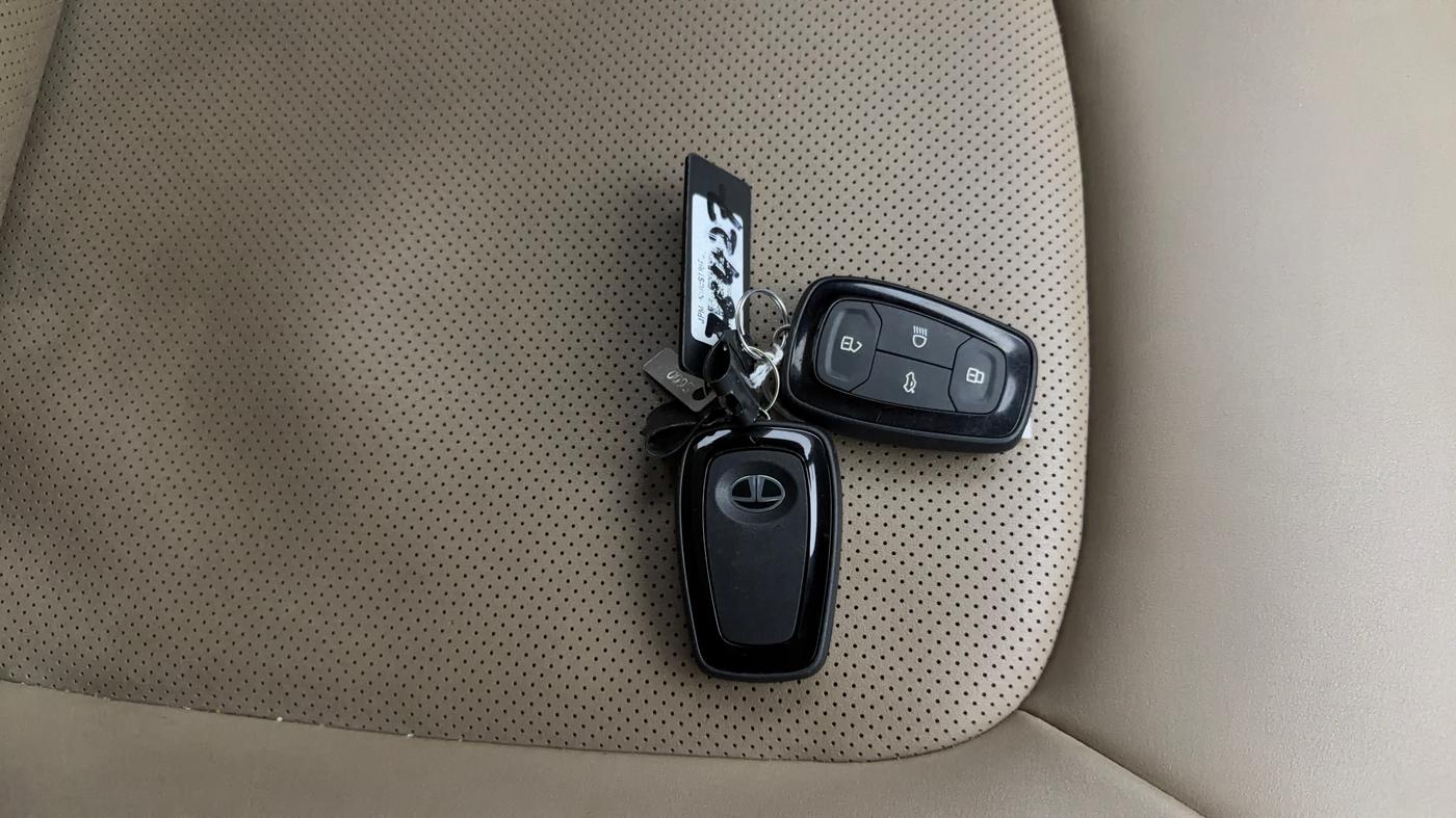 2023 Tata NEXON XZA PLUS LUX SUNROOF KAZIRANGA PETROL, Petrol, Automatic, 60,732 km, Key Close Up