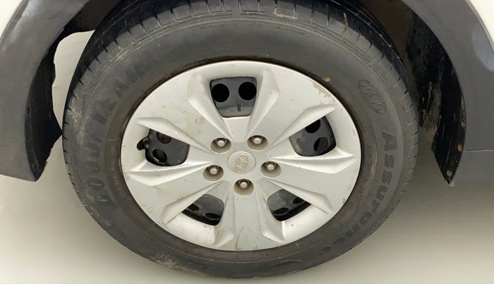 2016 Hyundai Creta E PLUS 1.6 PETROL, CNG, Manual, 85,035 km, Left front tyre - Minor crack