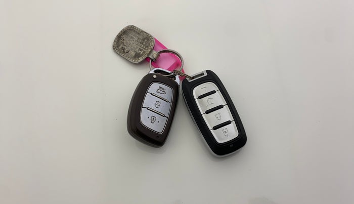 2017 Hyundai Creta SX PLUS AT 1.6 PETROL, CNG, Automatic, 1,17,634 km, Key Close Up