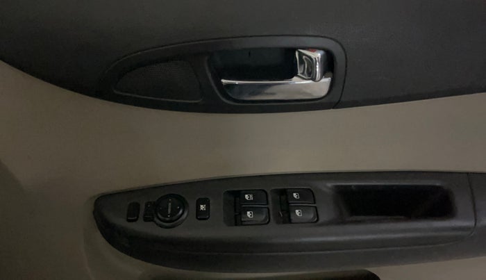 2014 Hyundai i20 SPORTZ 1.2, Petrol, Manual, 45,240 km, Driver Side Door Panels Control