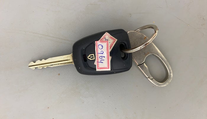 2018 Hyundai Grand i10 SPORTZ 1.2 KAPPA VTVT DUAL TONE, Petrol, Manual, 72,479 km, Key Close Up