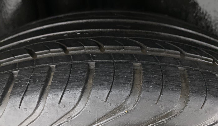 2013 Volkswagen Vento COMFORTLINE TSI AT PETROL, Petrol, Automatic, 31,009 km, Right Rear Tyre Tread