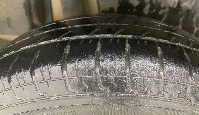 2019 Maruti Dzire VXI, CNG, Manual, 89,228 km, Right Rear Tyre Tread