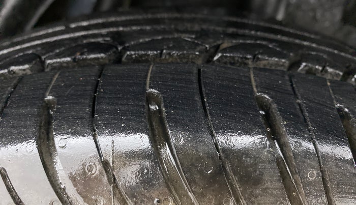 2013 Honda Amaze 1.2L I-VTEC S, CNG, Manual, 1,10,146 km, Left Rear Tyre Tread