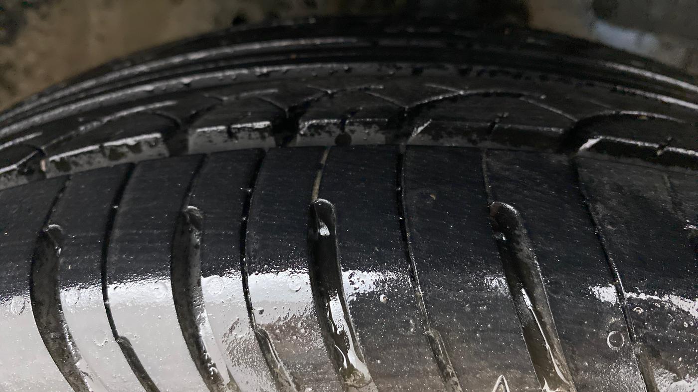 2013 Honda Amaze 1.2L I-VTEC S, CNG, Manual, 1,10,146 km, Right Front Tyre Tread