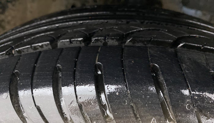 2013 Honda Amaze 1.2L I-VTEC S, CNG, Manual, 1,10,146 km, Right Front Tyre Tread