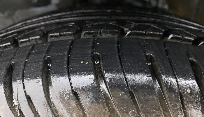 2013 Honda Amaze 1.2L I-VTEC S, CNG, Manual, 1,10,146 km, Left Front Tyre Tread