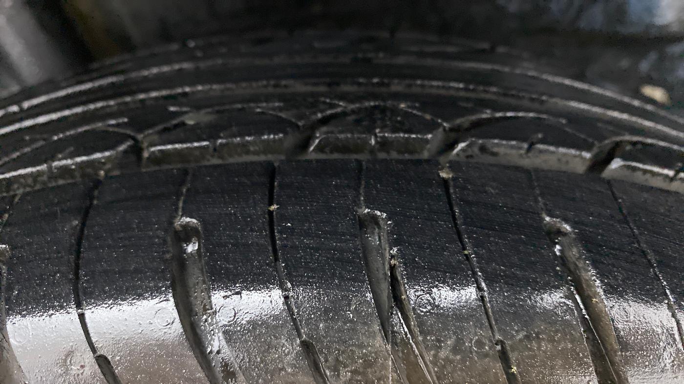 2013 Honda Amaze 1.2L I-VTEC S, CNG, Manual, 1,10,146 km, Right Rear Tyre Tread
