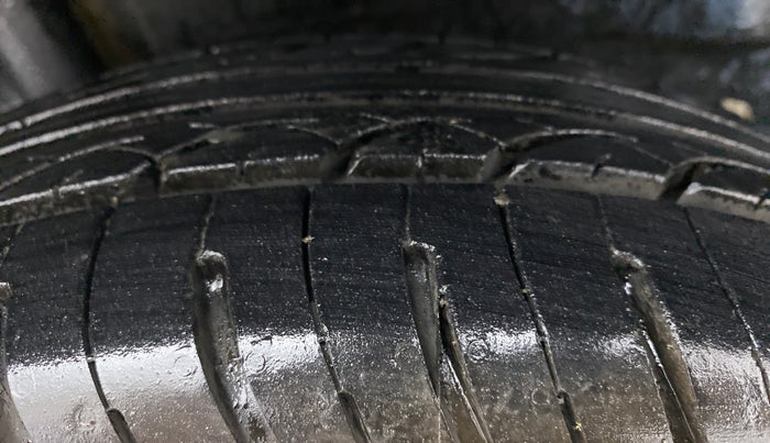 2013 Honda Amaze 1.2L I-VTEC S, CNG, Manual, 1,10,146 km, Right Rear Tyre Tread