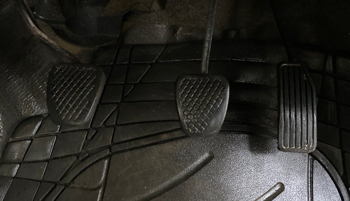 2013 Honda Amaze 1.2L I-VTEC S, CNG, Manual, 1,10,146 km, Pedals