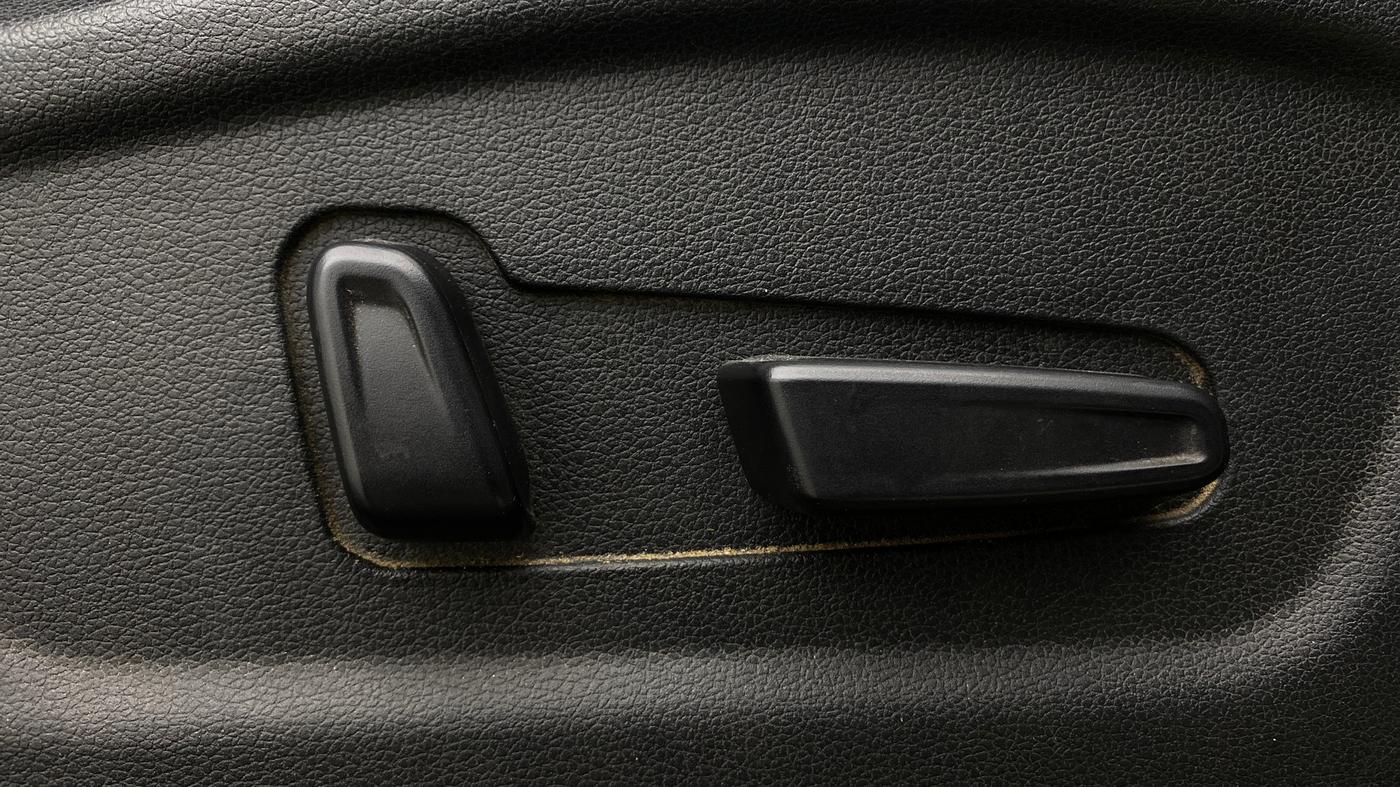 2022 Hyundai ALCAZAR PLATINUM(O) 7STR 1.5 AT, Diesel, Automatic, 43,316 km, Driver Side Adjustment Panel
