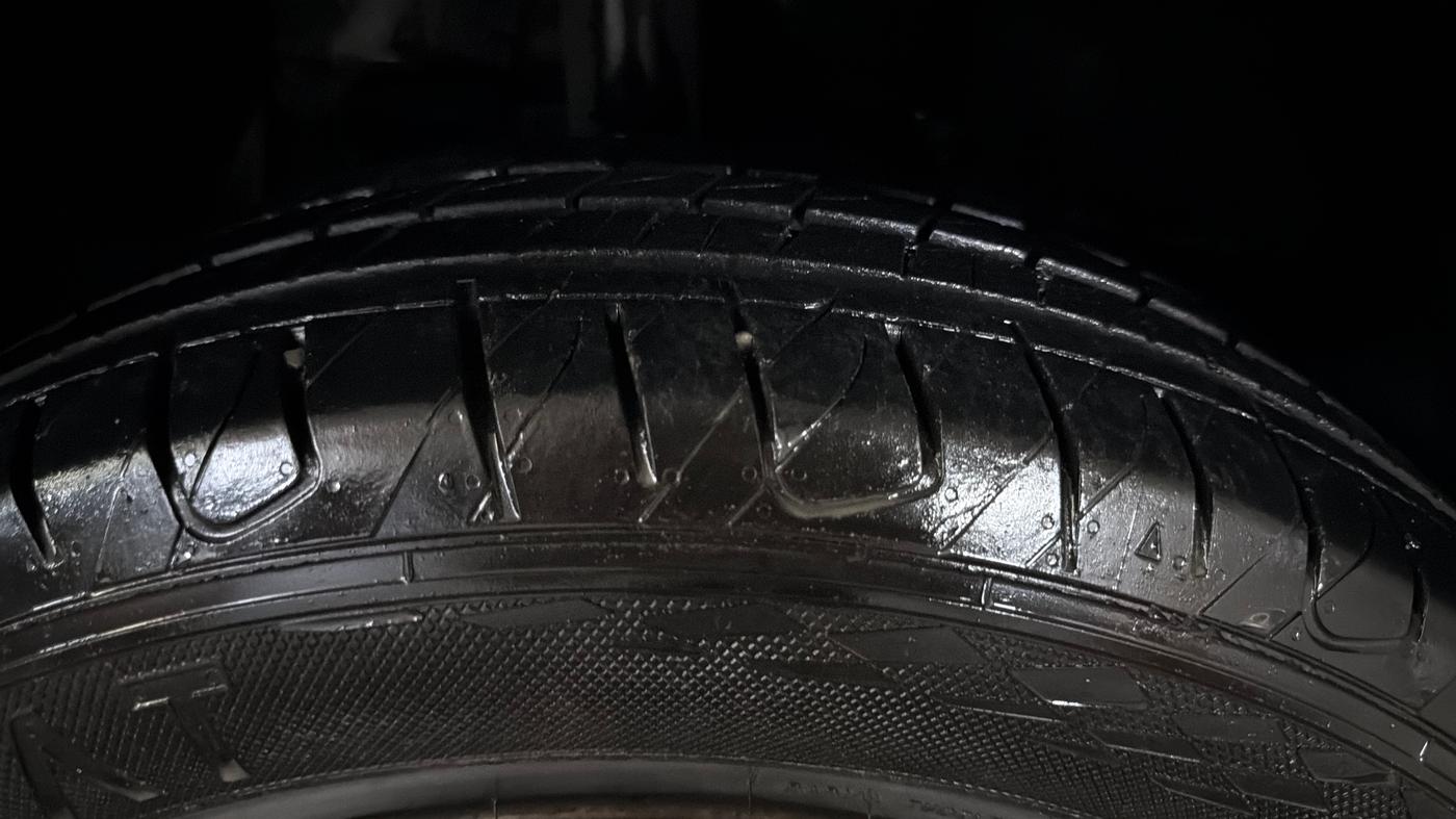 2020 Tata NEXON XMA PETROL, Petrol, Automatic, 92,329 km, Right Front Tyre Tread