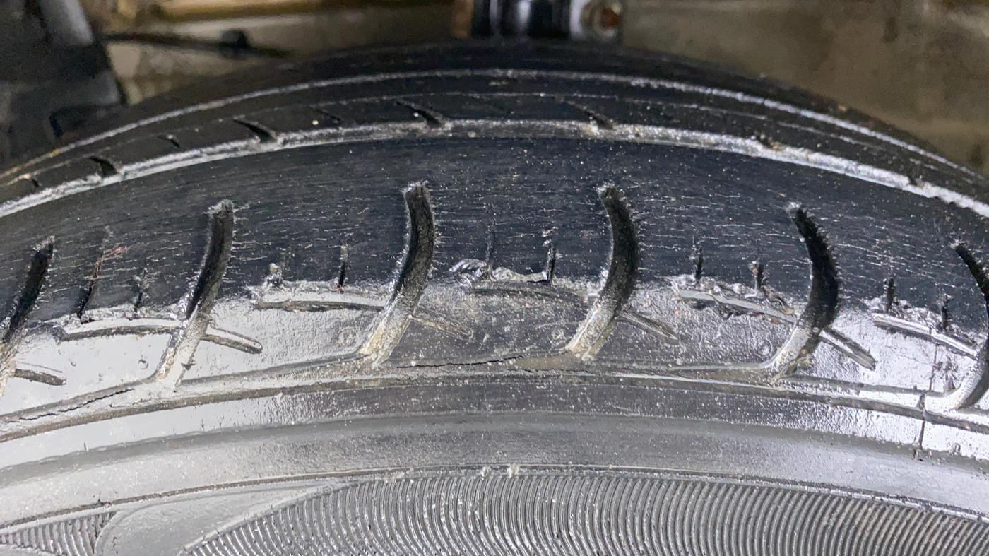 2014 Maruti Ciaz ZXI, Petrol, Manual, 60,364 km, Left Front Tyre Tread