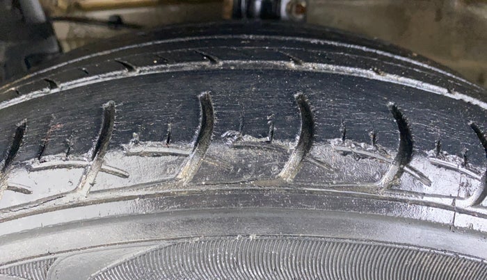 2014 Maruti Ciaz ZXI, Petrol, Manual, 60,364 km, Left Front Tyre Tread