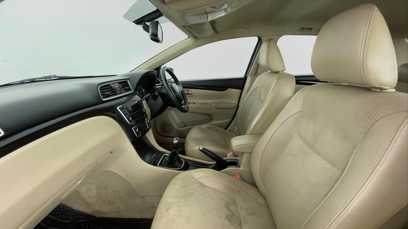 2014 Maruti Ciaz ZXI, Petrol, Manual, 60,364 km, Right Side Front Door Cabin