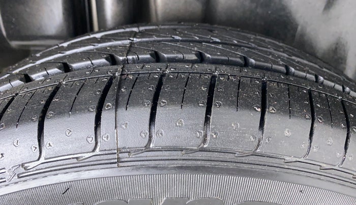 2014 Maruti Ciaz ZXI, Petrol, Manual, 60,364 km, Right Rear Tyre Tread