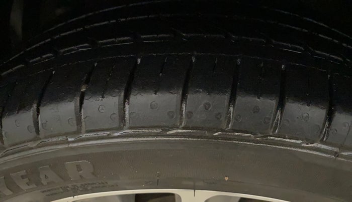 2018 Maruti Ciaz ALPHA 1.5 SHVS PETROL, Petrol, Manual, 64,532 km, Left Front Tyre Tread