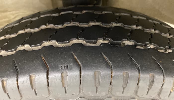 2015 Maruti OMNI E 8 STR, Petrol, Manual, 13,883 km, Right Front Tyre Tread