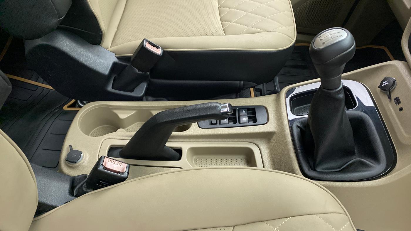 2019 Mahindra TUV300 T10, Diesel, Manual, 91,237 km, Gear Lever