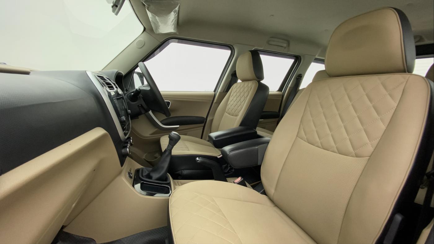 2019 Mahindra TUV300 T10, Diesel, Manual, 91,237 km, Right Side Front Door Cabin