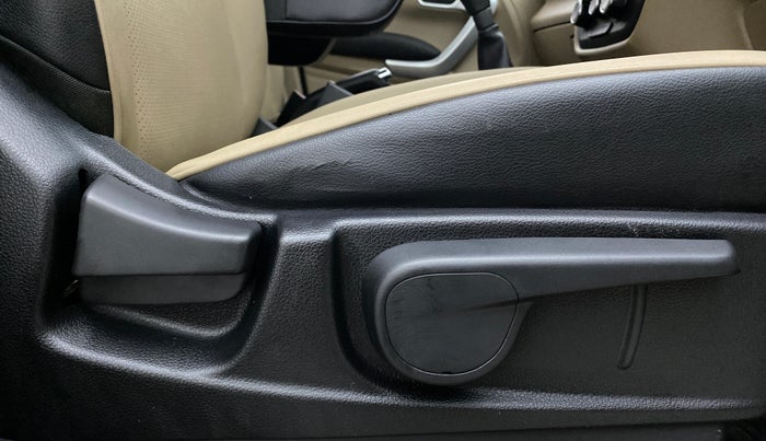 2019 Mahindra TUV300 T10, Diesel, Manual, 91,237 km, Driver Side Adjustment Panel