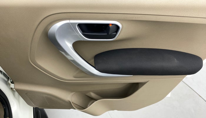 2019 Mahindra TUV300 T10, Diesel, Manual, 91,237 km, Driver Side Door Panels Control