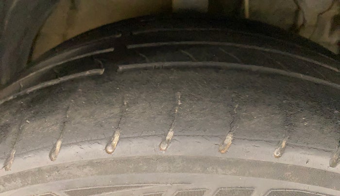2019 Mahindra XUV300 W8 (O) 1.2 PETROL, Petrol, Manual, 57,202 km, Right Front Tyre Tread