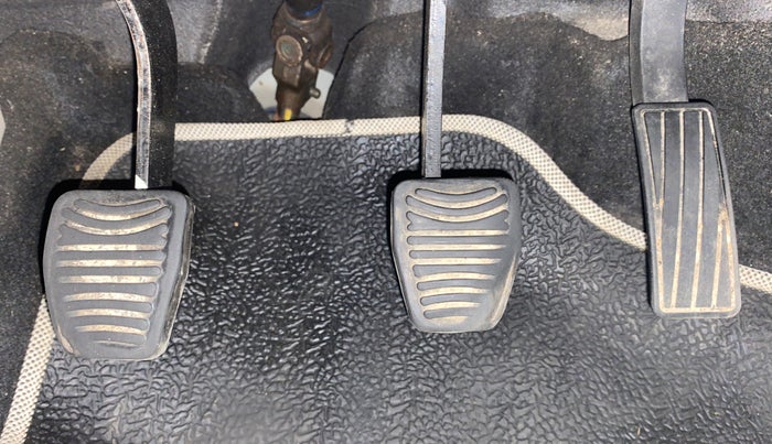 2019 Mahindra XUV300 W8 (O) 1.2 PETROL, Petrol, Manual, 57,202 km, Pedals