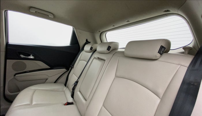 2019 Mahindra XUV300 W8 (O) 1.2 PETROL, Petrol, Manual, 57,202 km, Right Side Rear Door Cabin