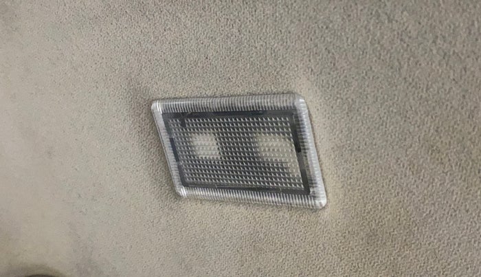 2019 Mahindra XUV300 W8 (O) 1.2 PETROL, Petrol, Manual, 57,202 km, Ceiling - Vanity mirror light not working