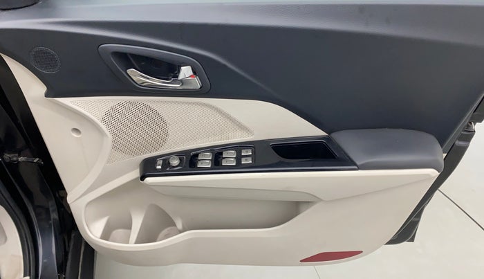 2019 Mahindra XUV300 W8 (O) 1.2 PETROL, Petrol, Manual, 57,202 km, Driver Side Door Panels Control