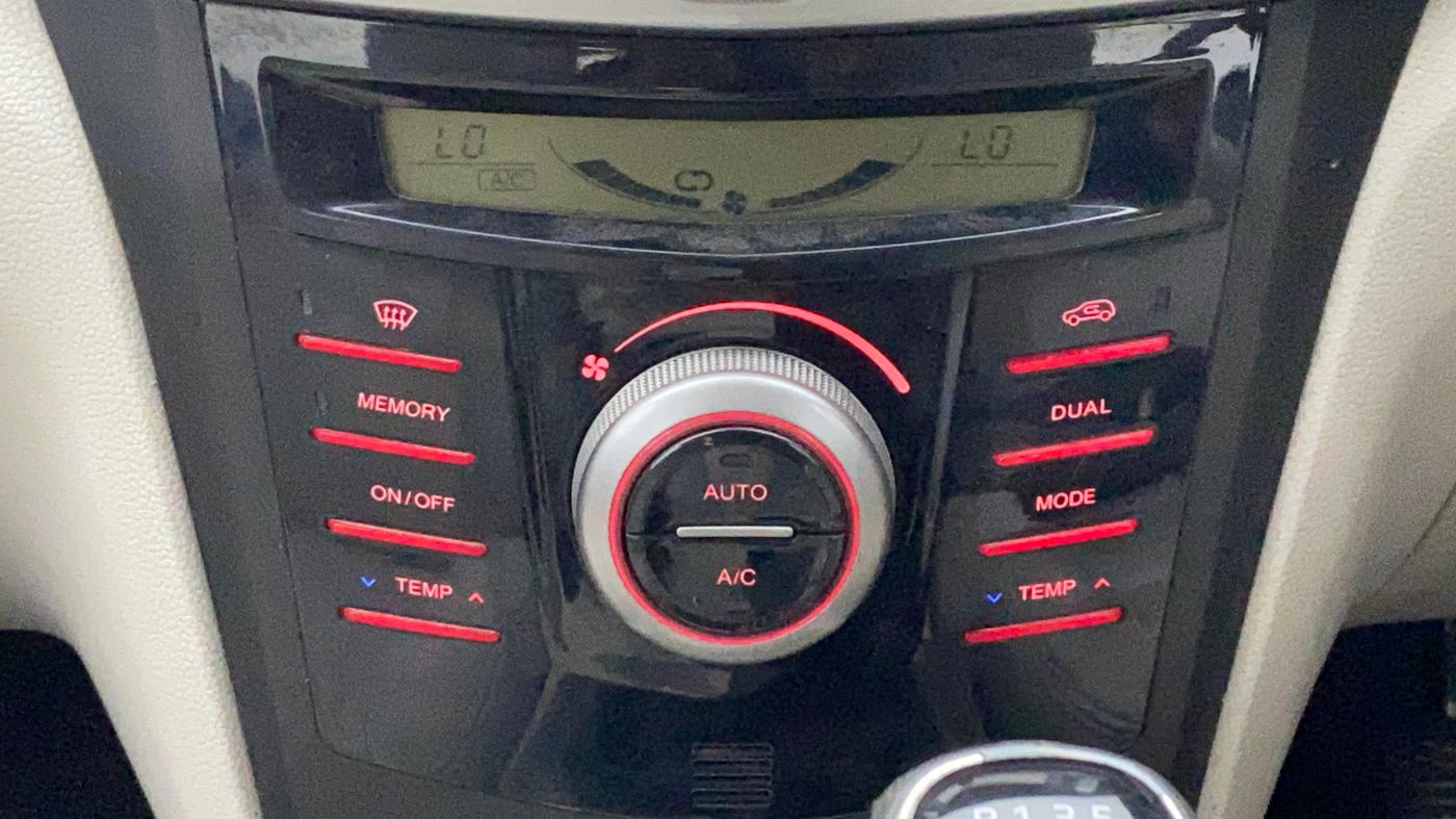 2019 Mahindra XUV300 W8 (O) 1.2 PETROL, Petrol, Manual, 57,202 km, Automatic Climate Control