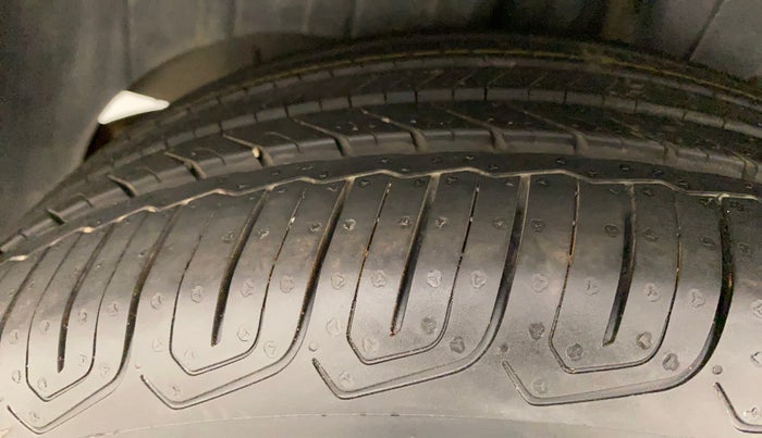 2019 Mahindra XUV300 W8 (O) 1.2 PETROL, Petrol, Manual, 57,202 km, Right Rear Tyre Tread